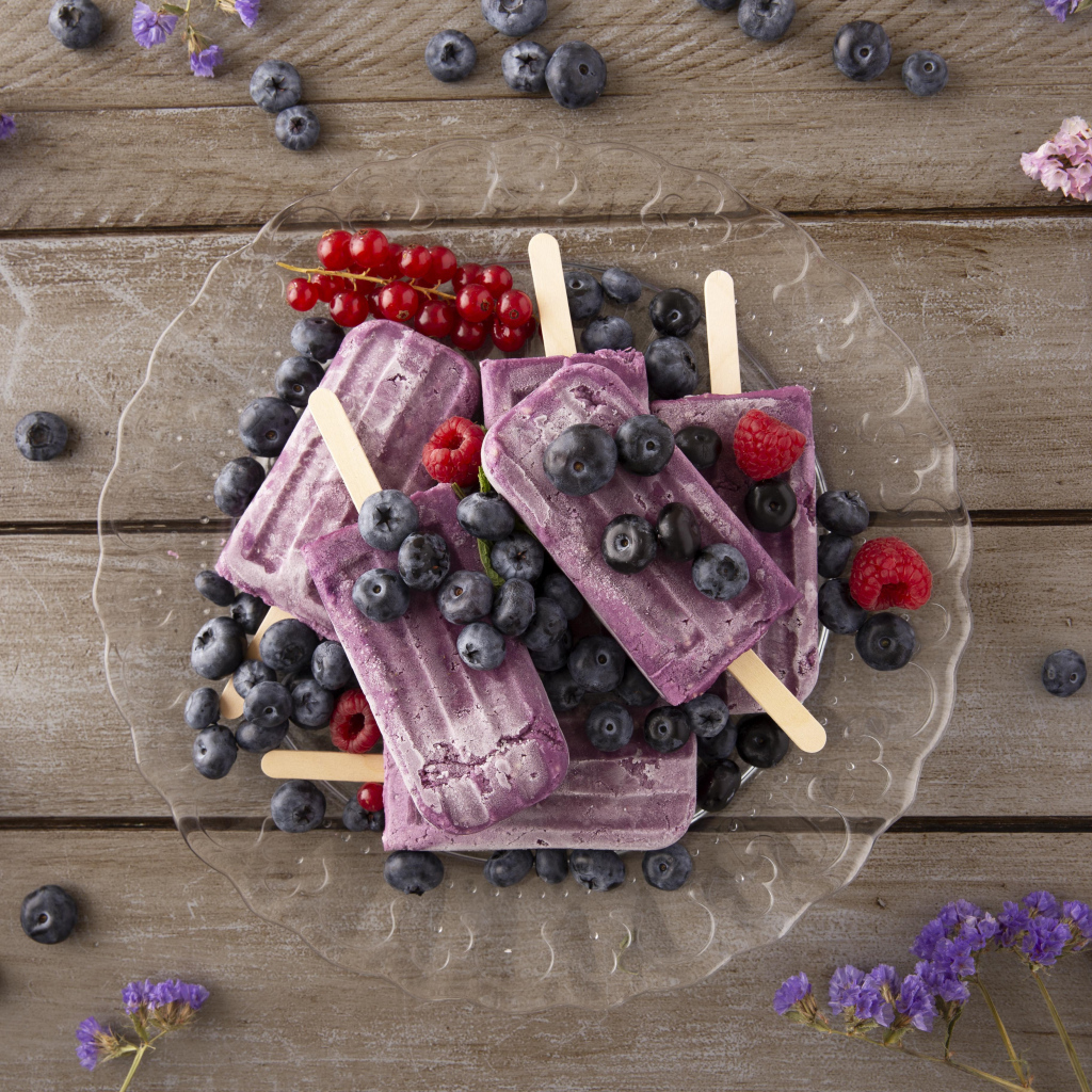 Черничное мороженое с ягодами на тарелке