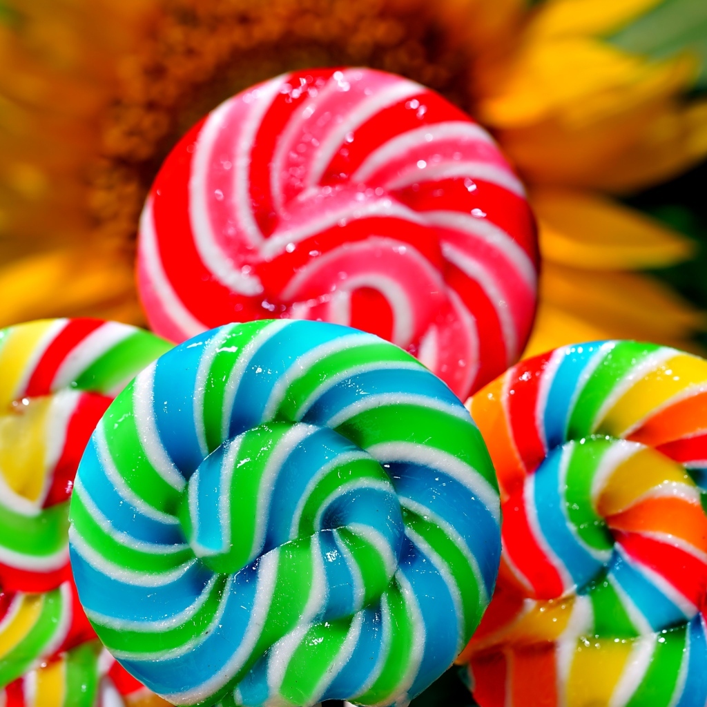 Яркие разноцветные леденцы на палочке