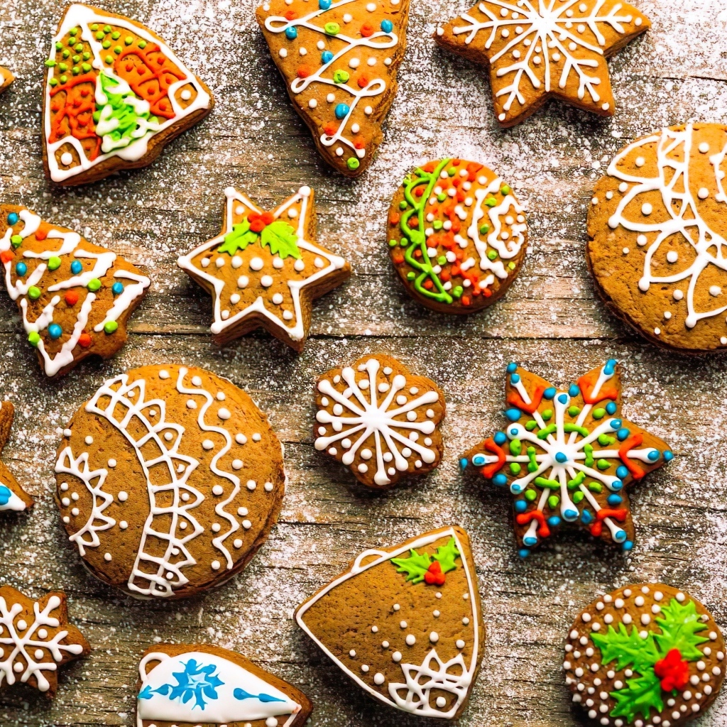 Яркие праздничные пряники на столе