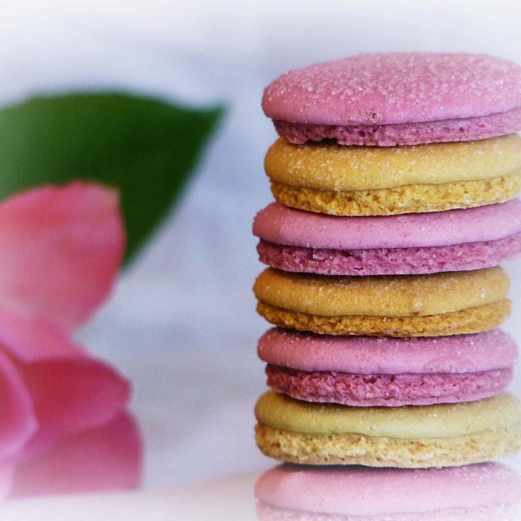 Коричневое и розовое печенье 