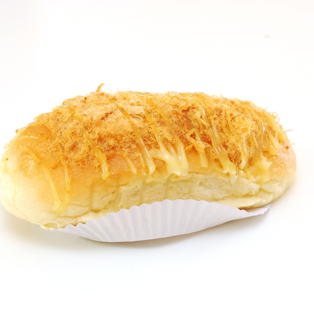 Булочка с кремом на белом фоне