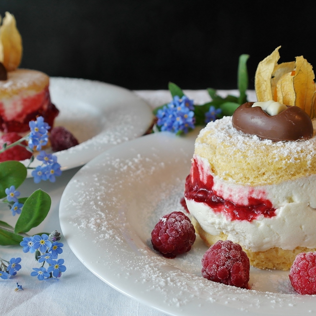 Пирожное Буше с ягодами малины на тарелке