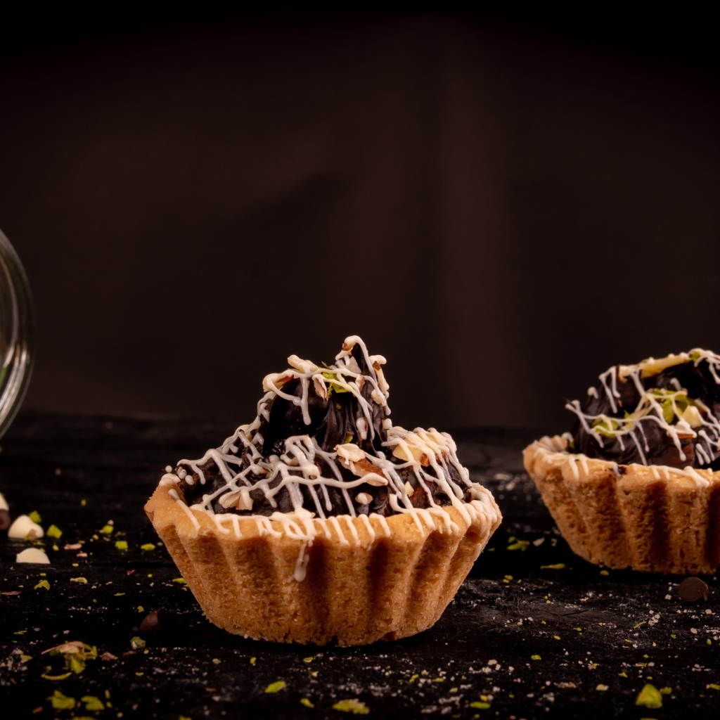 Пирожное с кремом и орехами на столе 