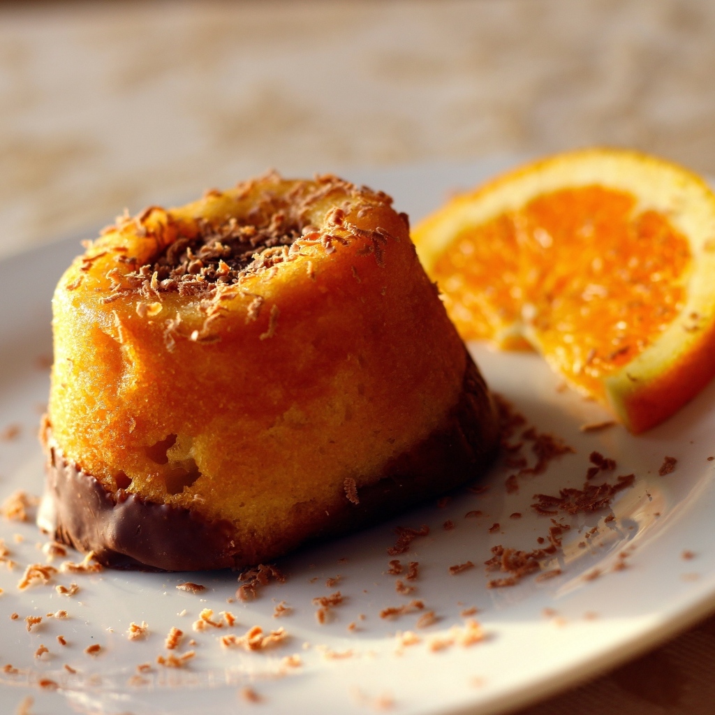 Пирожное с долькой апельсина на тарелке