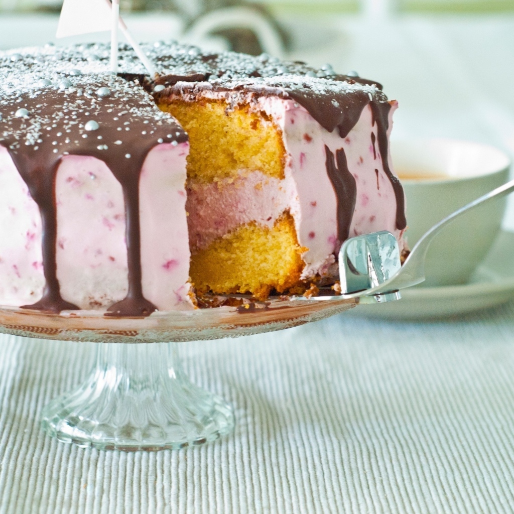 Торт с розовым кремом и шоколадом на столе