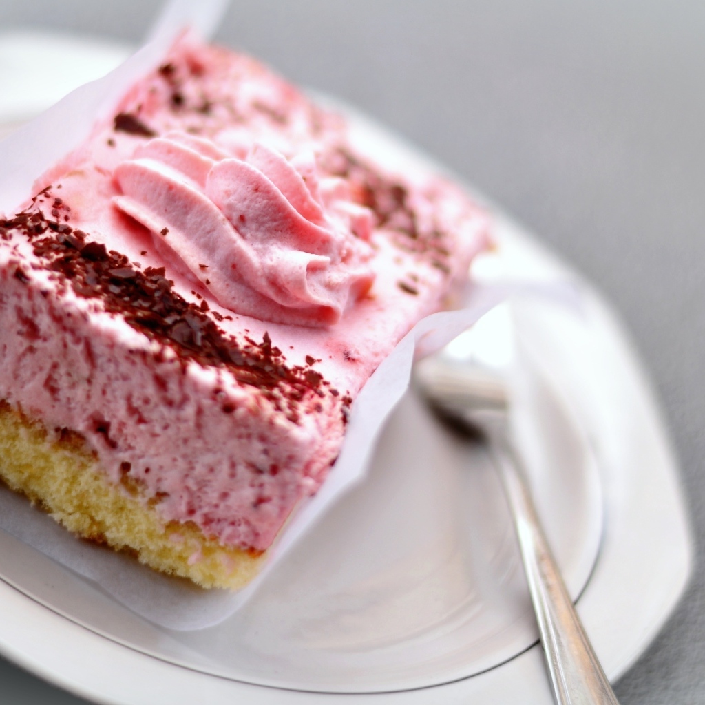 Торт с розовым клубничным муссом