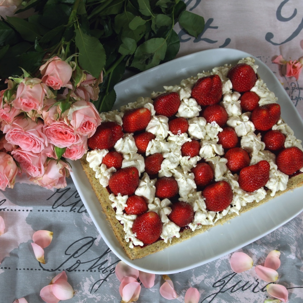 Торт с клубникой и букетом розовых роз