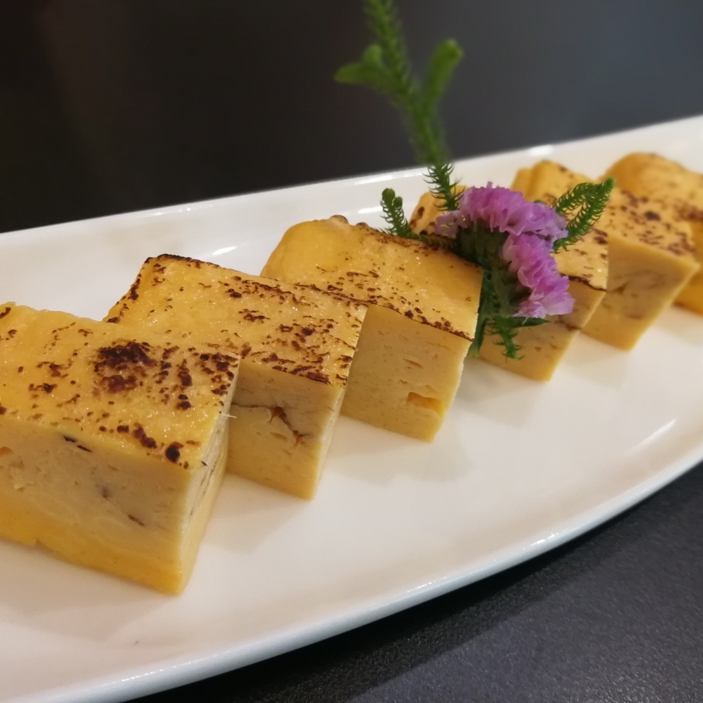 Запеканка на большой белой тарелке на столе