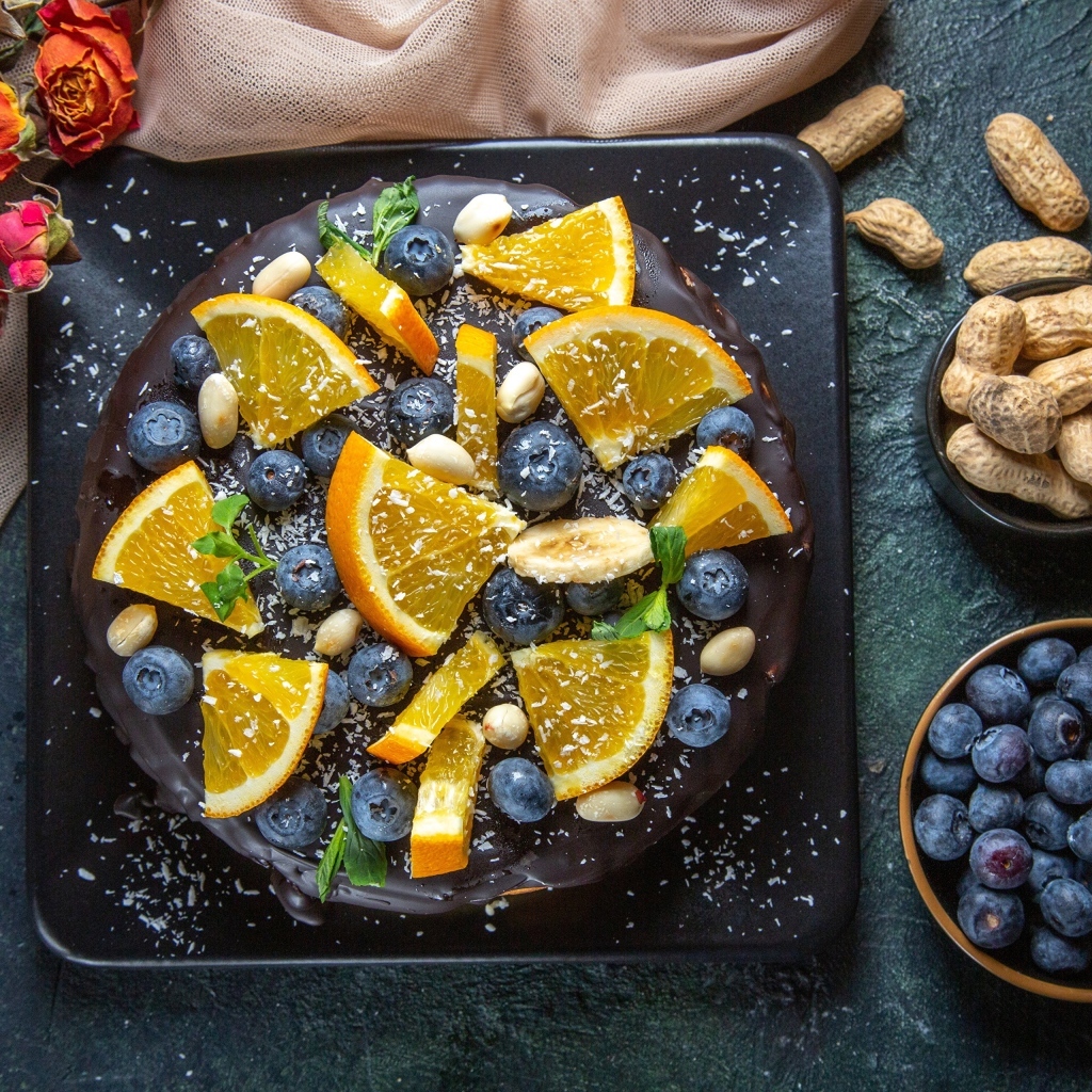 Шоколадный торт с ягодами черники и апельсинами 