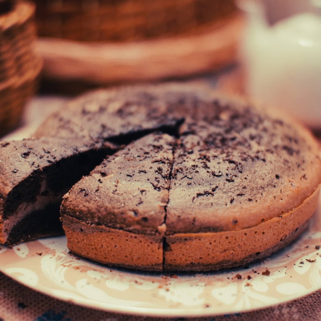 Шоколадный пирог  с кремом на тарелке