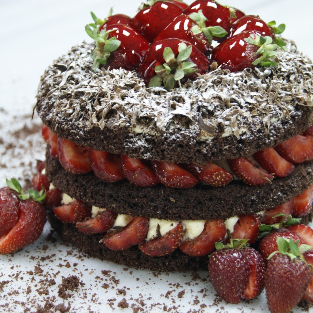 Шоколадный торт с ягодами клубники