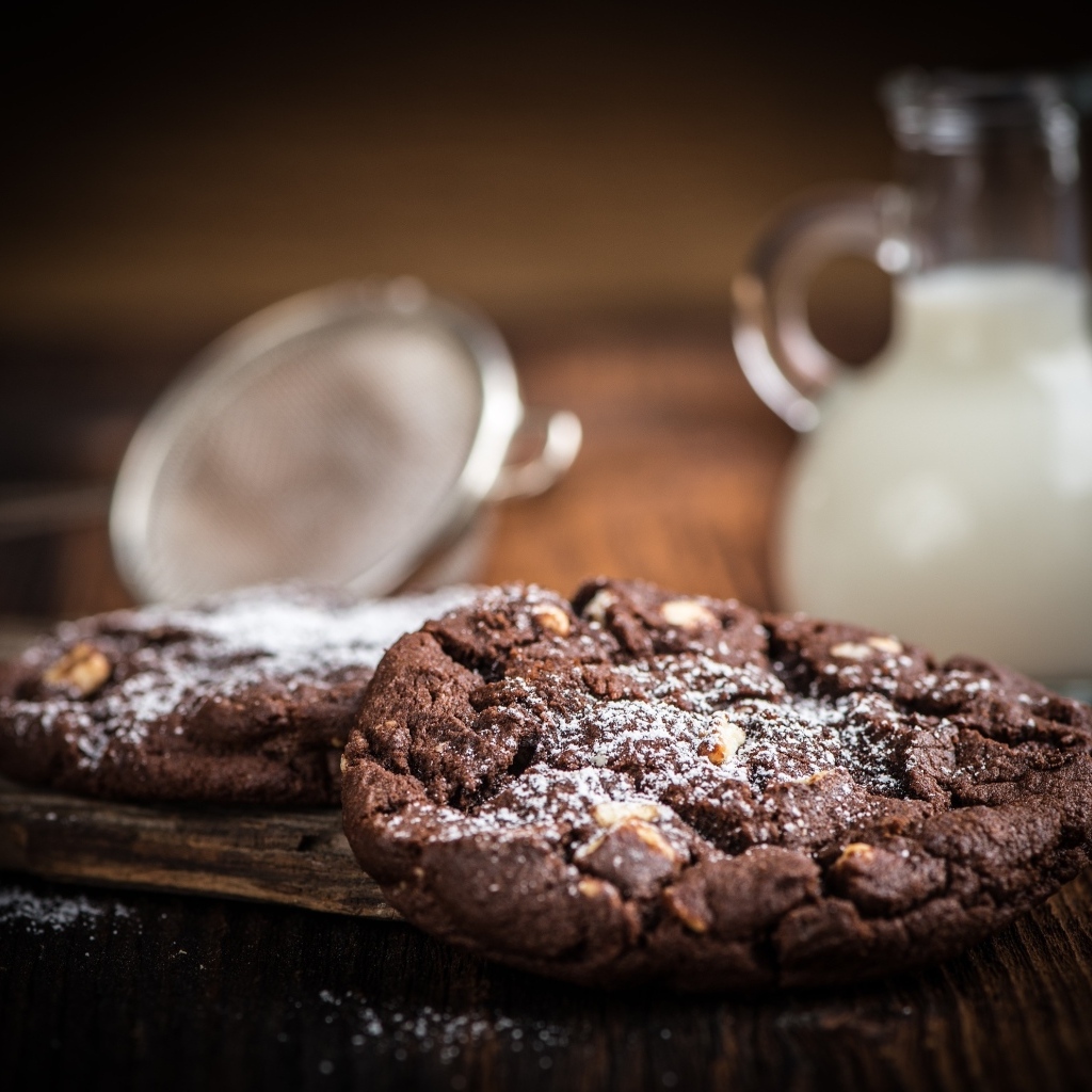 Шоколадное печенье на столе с молоком