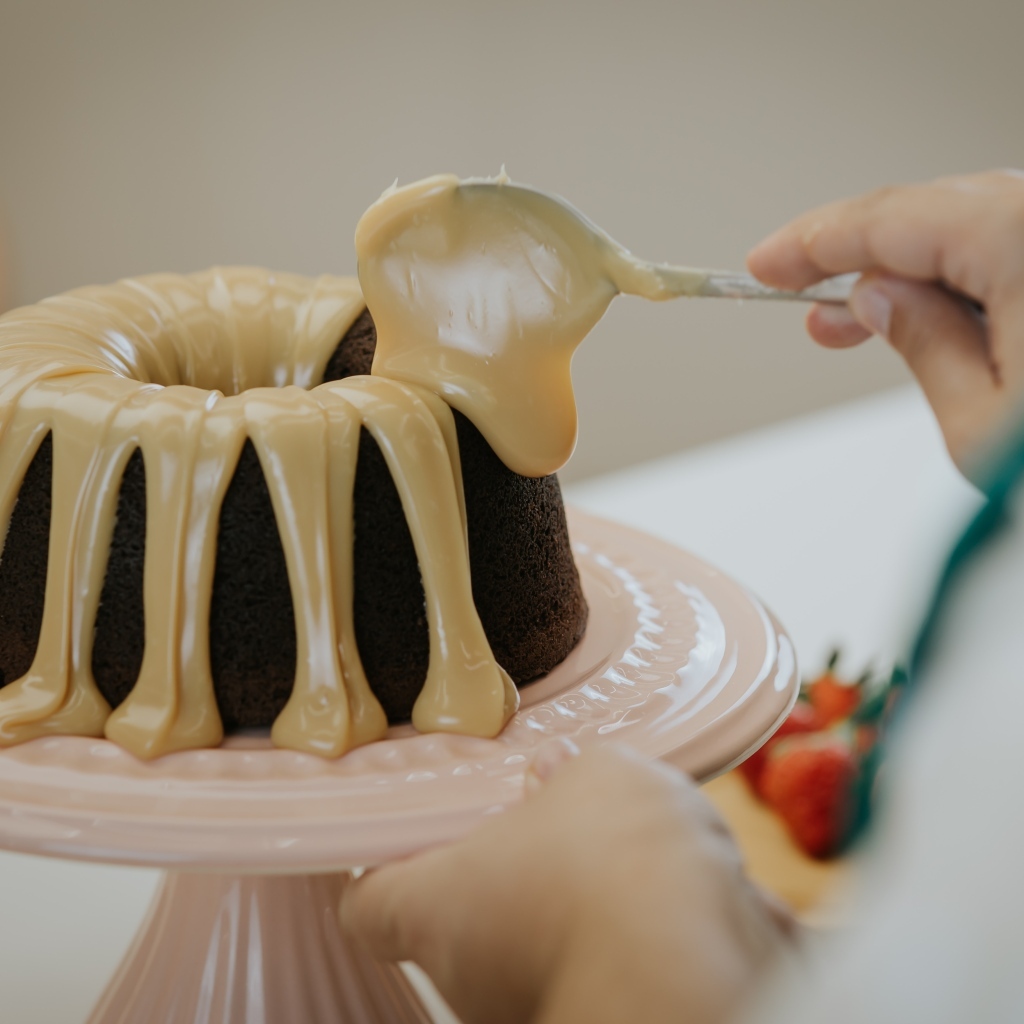 Шоколадный кекс с кремом на тарелке