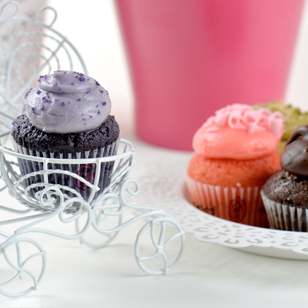 Шоколадные капкейки с разноцветным кремом