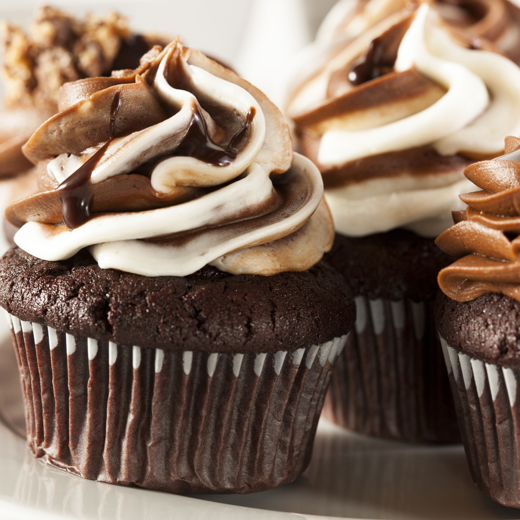 Шоколадные кексы  с кремом крупным планом