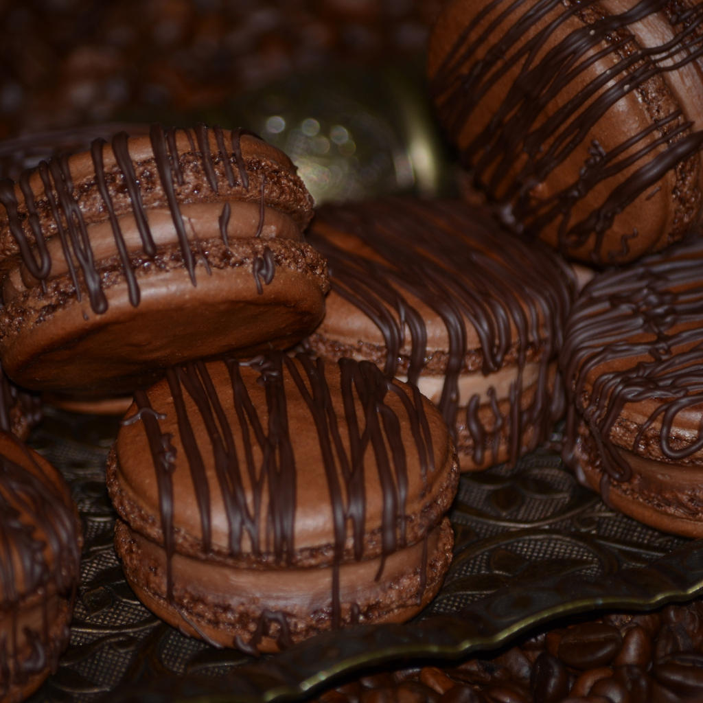 Шоколадное печенье макарон на столе