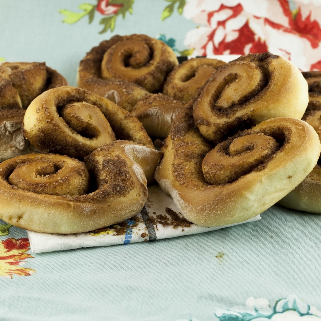 Сладкие рулеты с корицей
