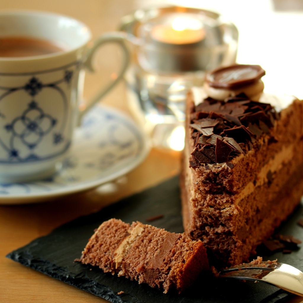 Кофе и кусок торта на столе