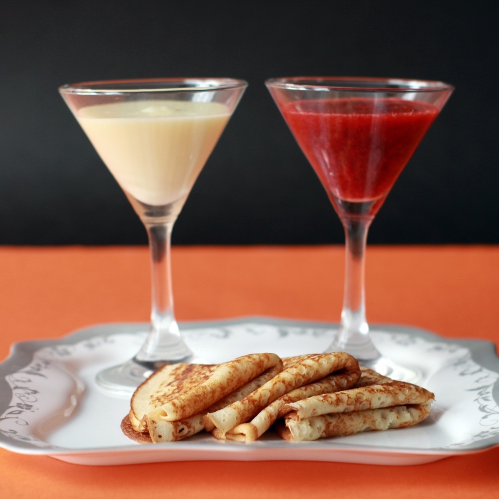 Сгущенка и варенье на тарелке с блинами