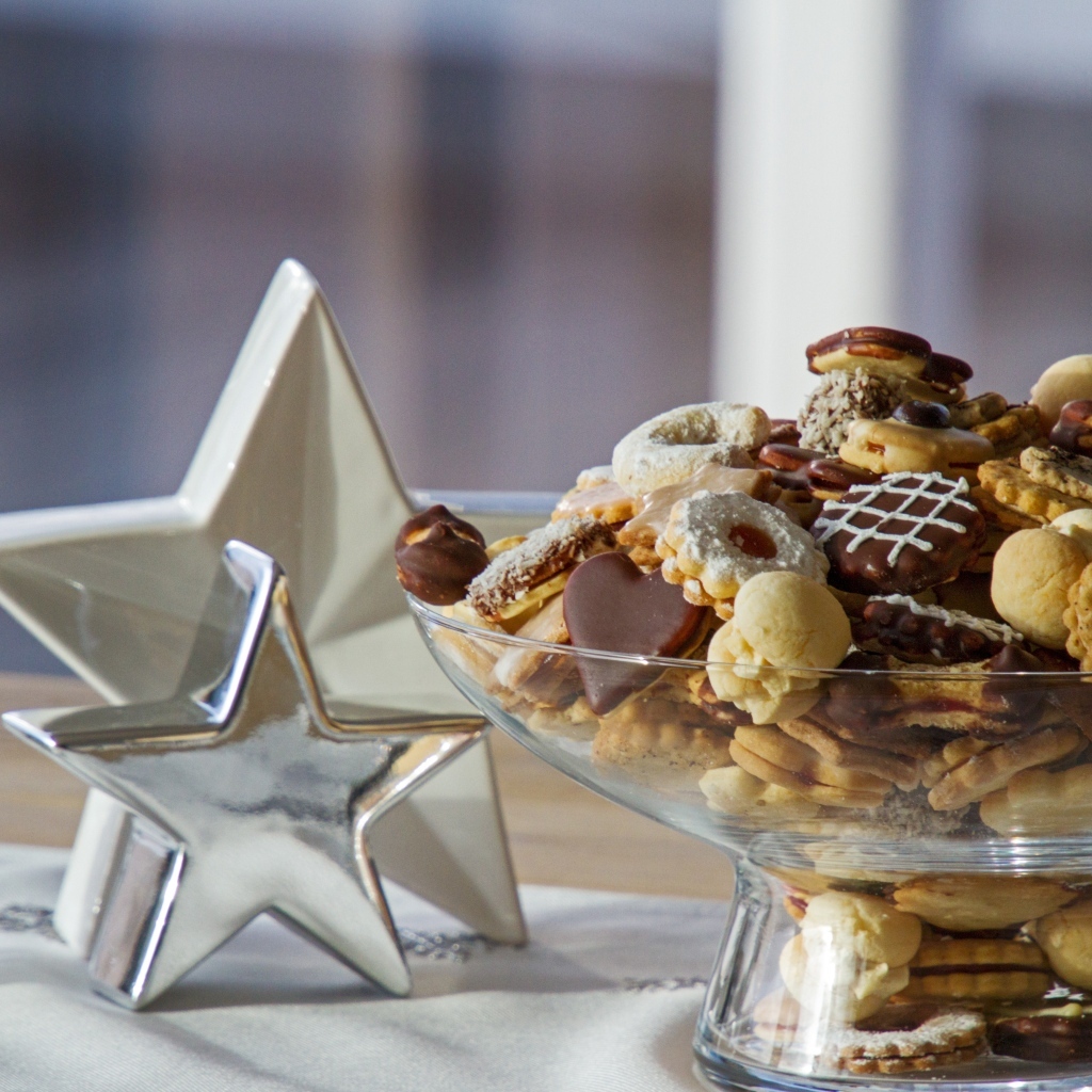 Печенье в вазе на столе со звездами