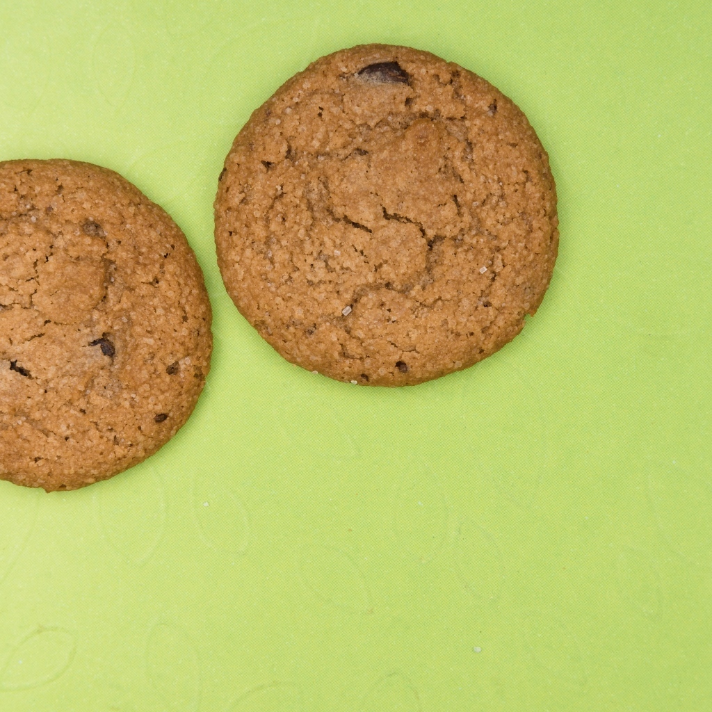 Печенье на зеленом фоне