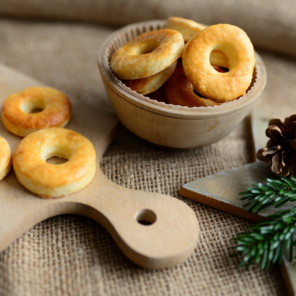 Печенье на столе с шишкой и еловой веткой