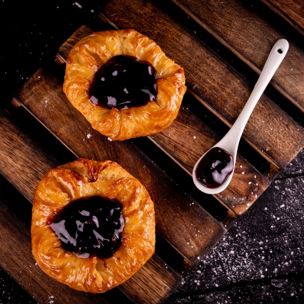 Печенье с джемом на деревянной доске