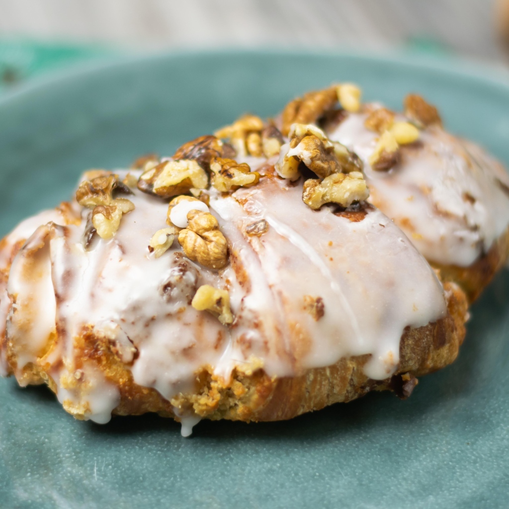 Круассан в глазури с орехами