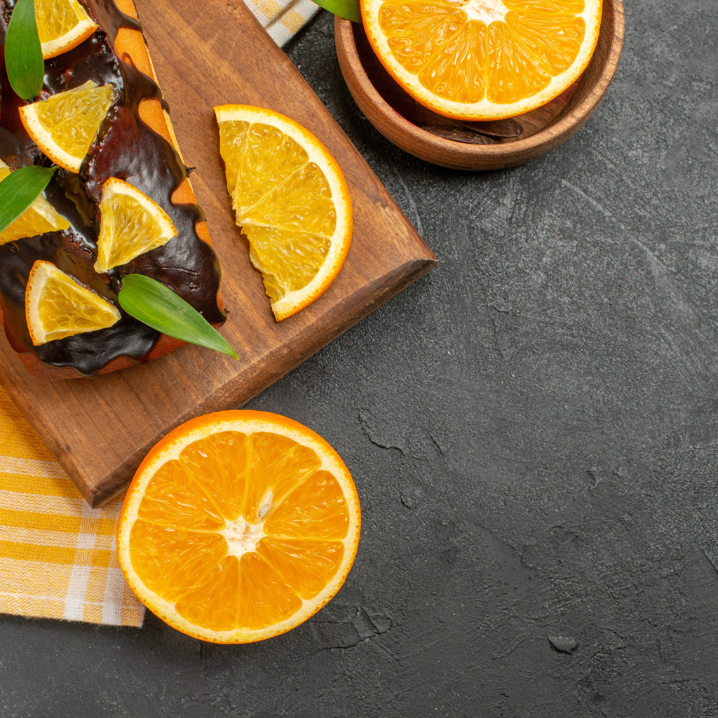 Кекс с шоколадом и апельсинами на доске