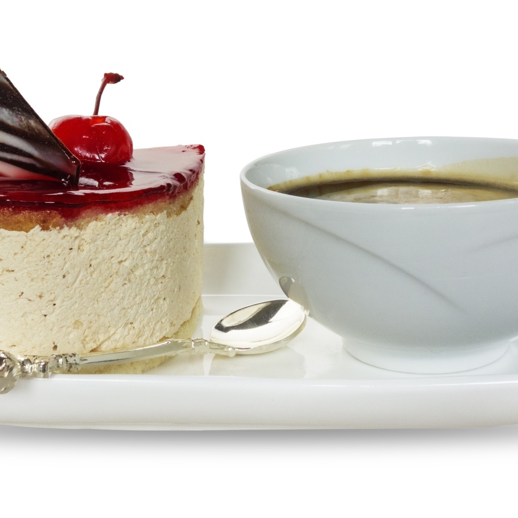 Пирожное с кофе на белом фоне