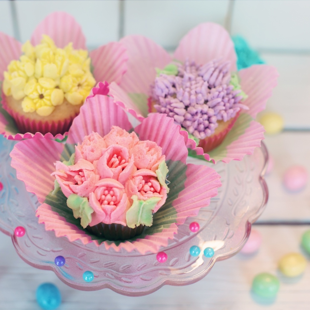 Капкейки украшены цветами из крема