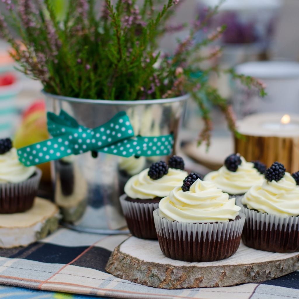 Капкейки с кремом и ягодами ежевики