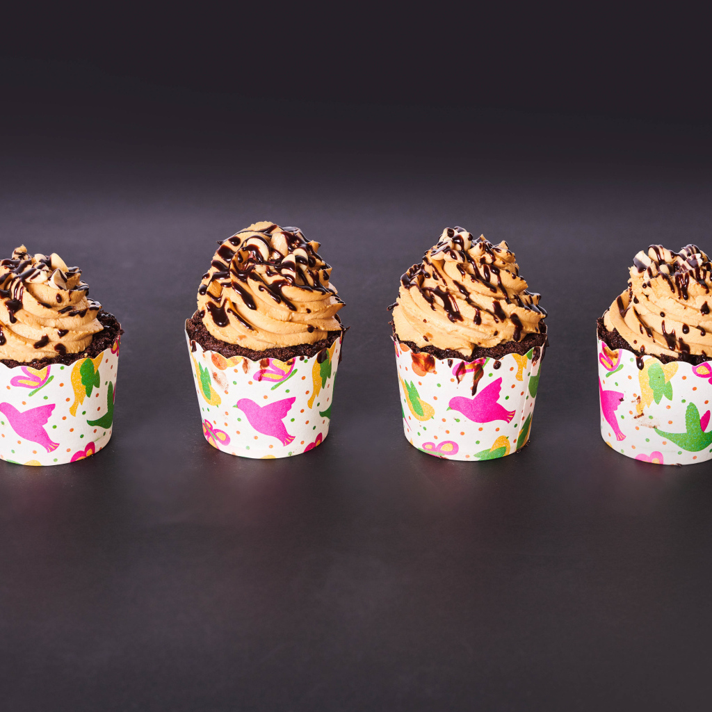 Кексы с кремом на сером столе