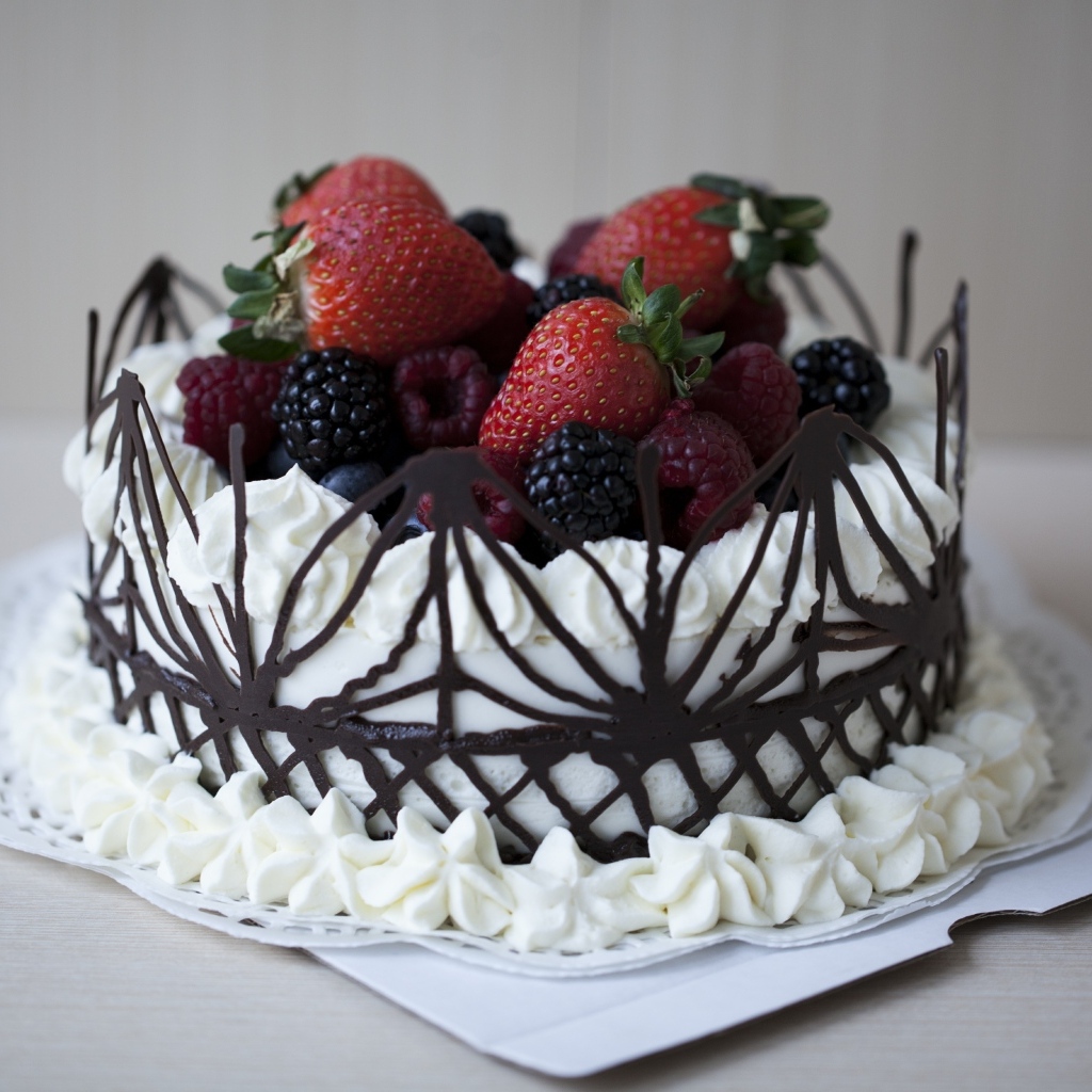 Вкусный торт с шоколадом и свежими ягодами
