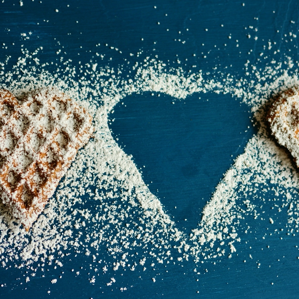 Вкусные вафли в форме сердца с сахарной пудрой