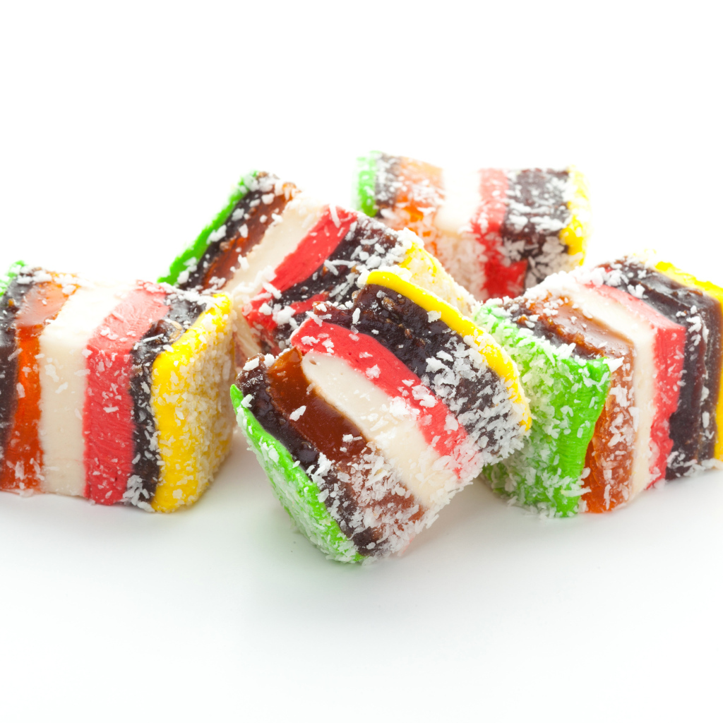 Вкусная восточная сладость рахат лукум на белом фоне