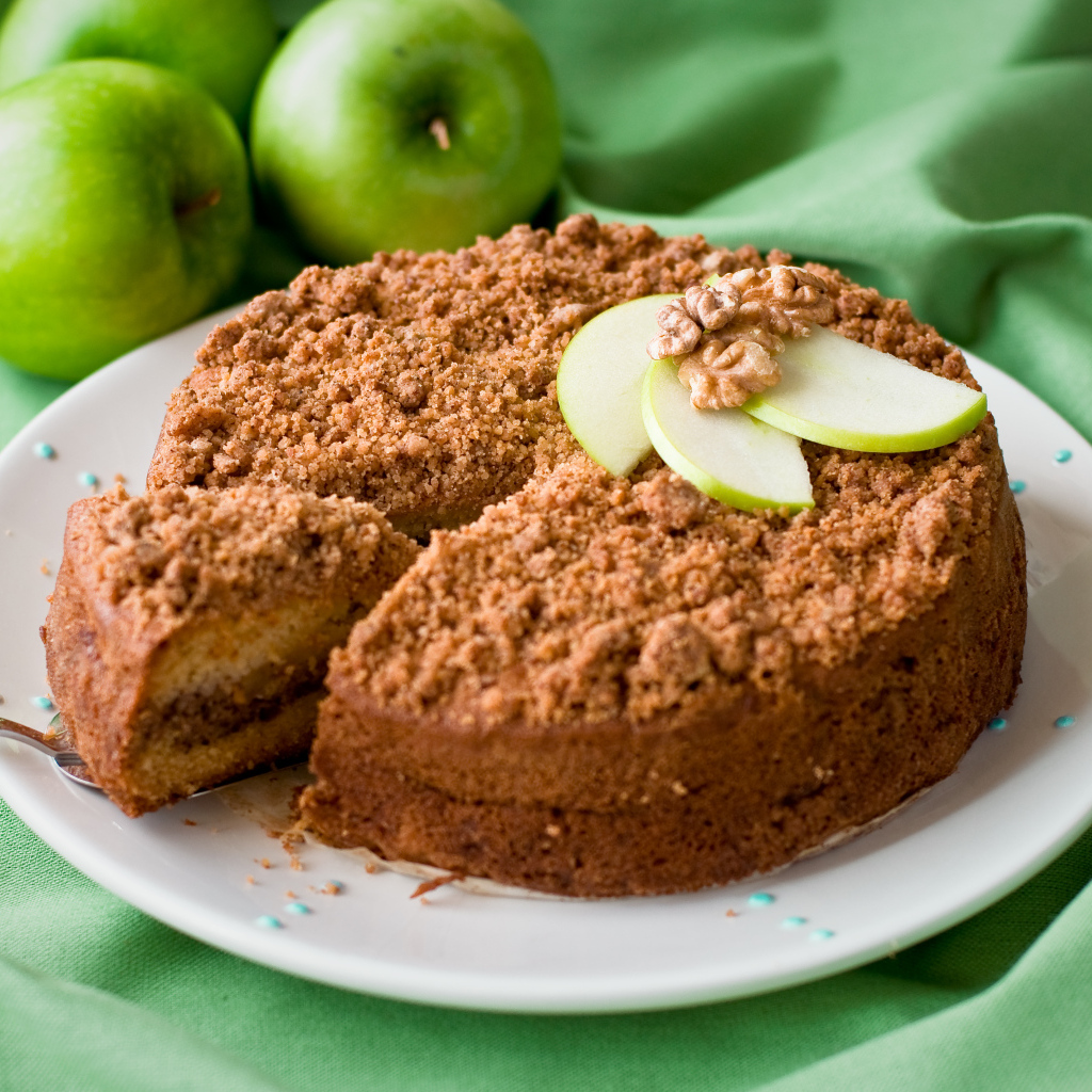 Вкусный пирог с кусочками яблока