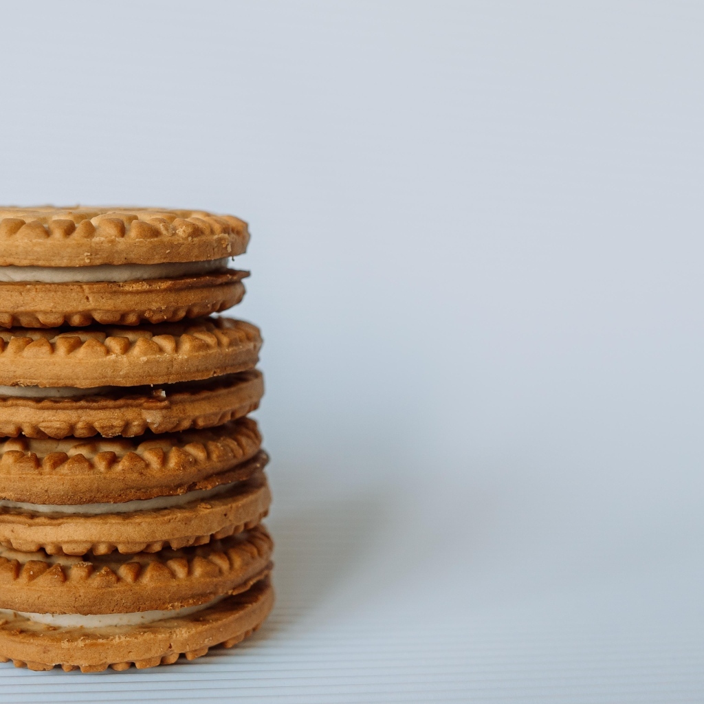 Вкусное сладкое печенье на сером фоне