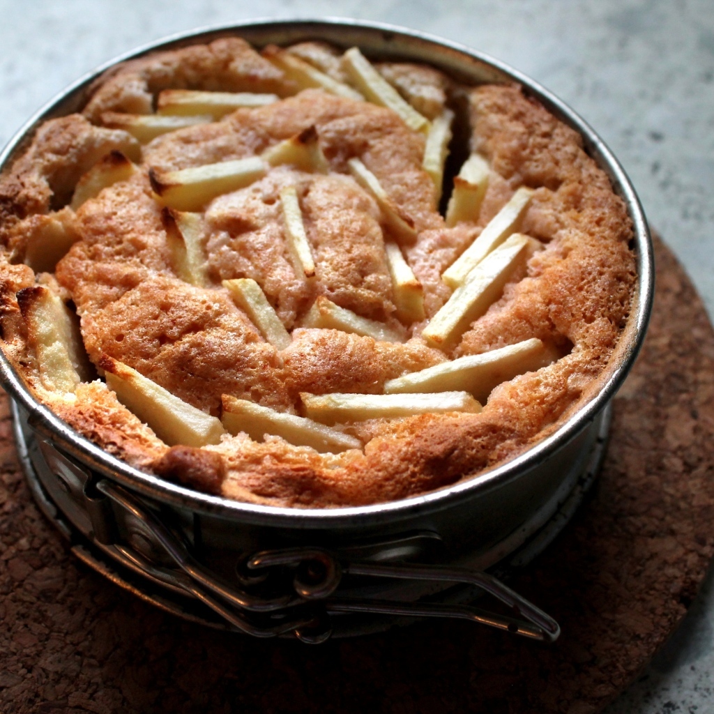 Вкусный сладкий свежий пирог с яблоками 