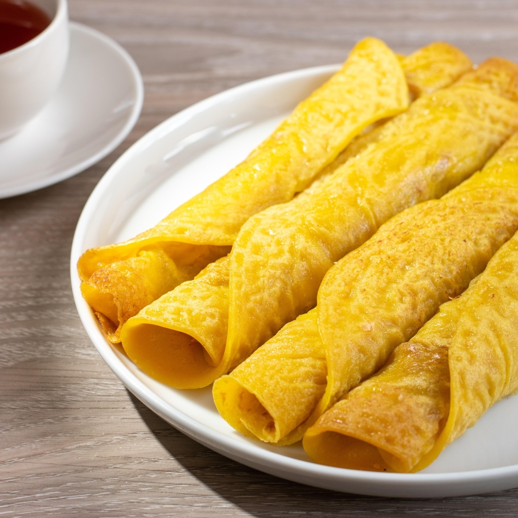 Вкусные сладкие трубочки с чаем на столе