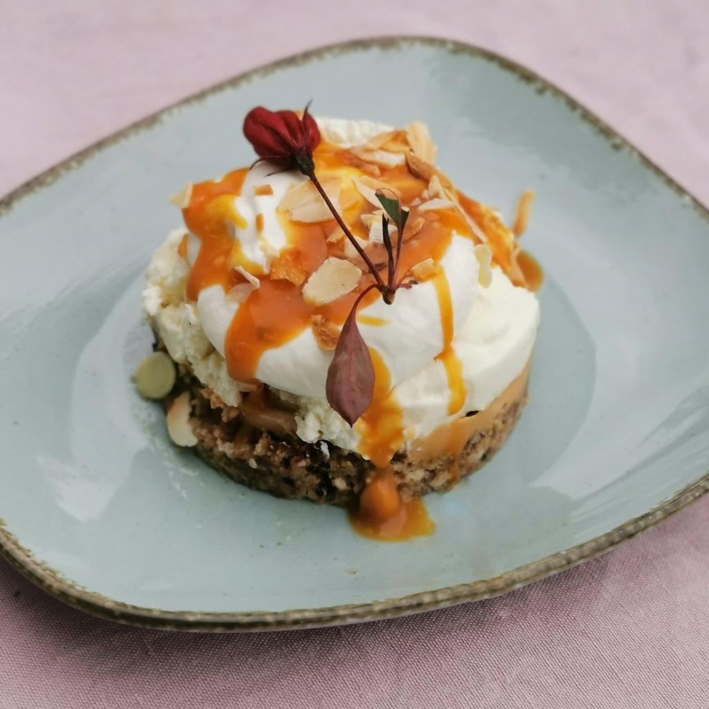 Десерт с кремом на тарелке