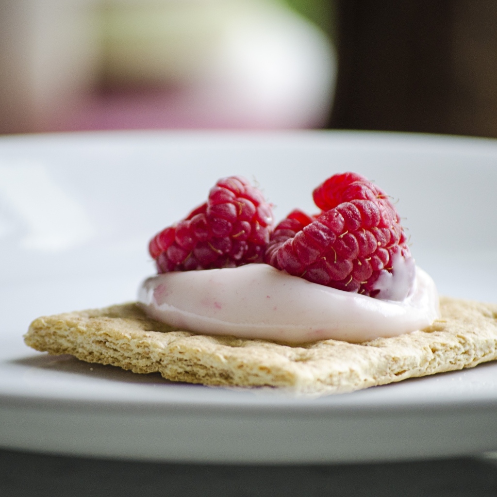 Сухое печенье с кремом и ягодами малины