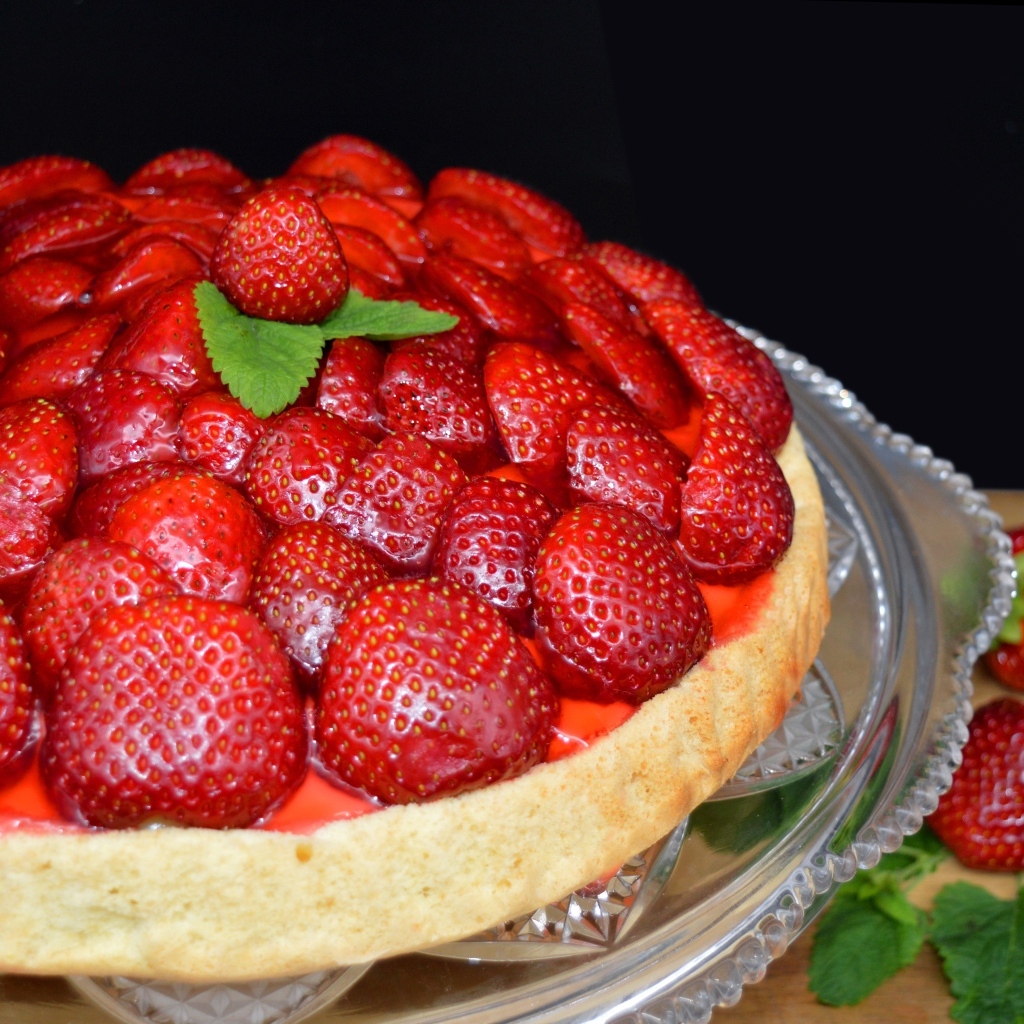 Ароматный пирог  с большими ягодами клубники