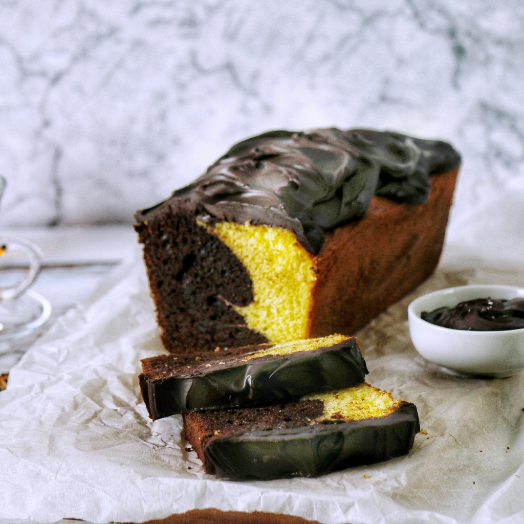 Свежий двухцветный кекс с шоколадом