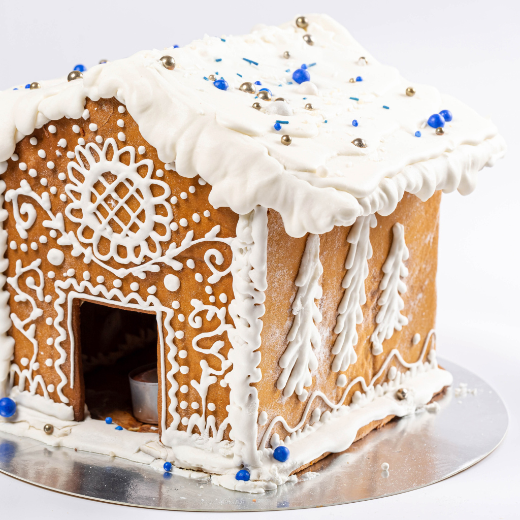 Пряничный домик на белом фоне