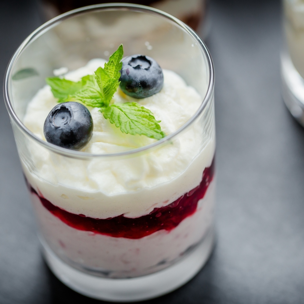 Стакан с десертом и ягодами черники