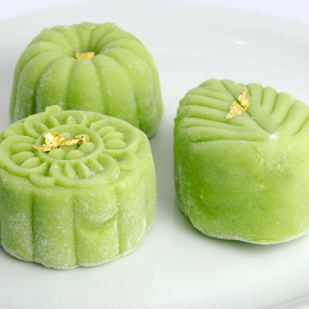 Зеленые конфеты на белой тарелке