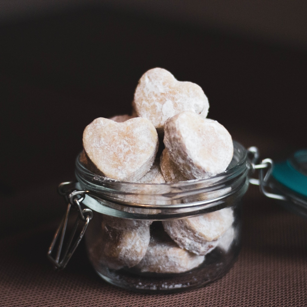 Пряники в форме сердца  в стеклянной банке