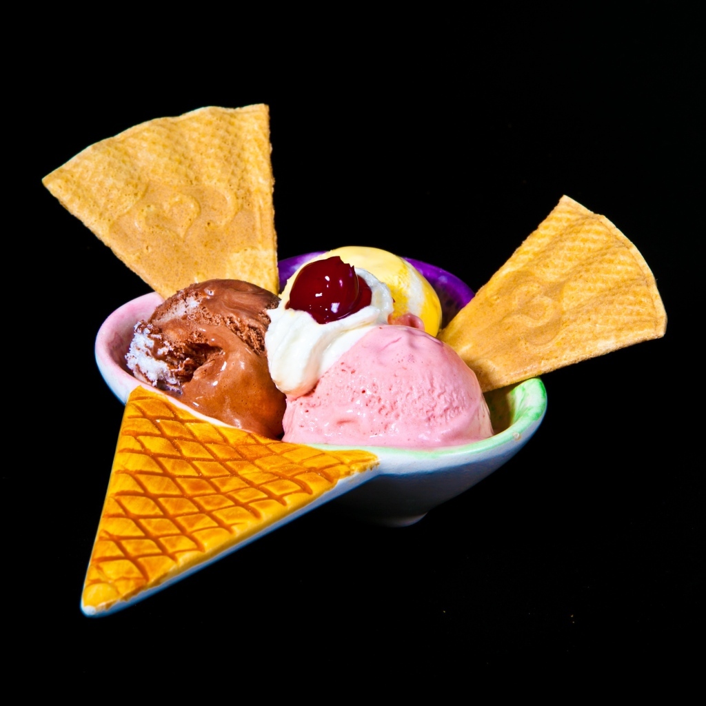 Шарики мороженого на черном фоне