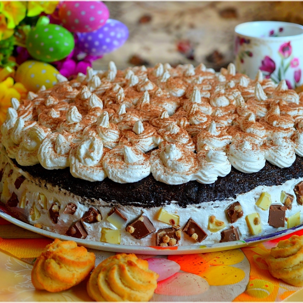 Большой торт со взбитыми сливками